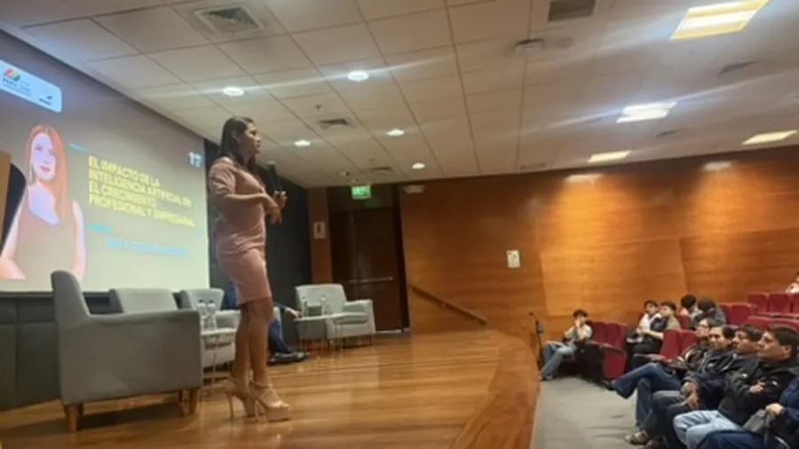 Miss Yera dando una keynote